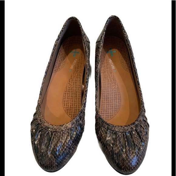 BareTraps Norma Slip On Wedge Pumps - Picture 4 of 13